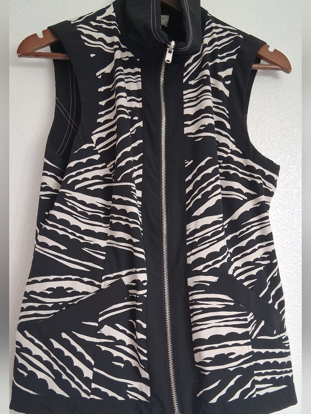 Chico's Zenergy Reversible Black & White Zip-Front Graphic Print Vest. Size 1